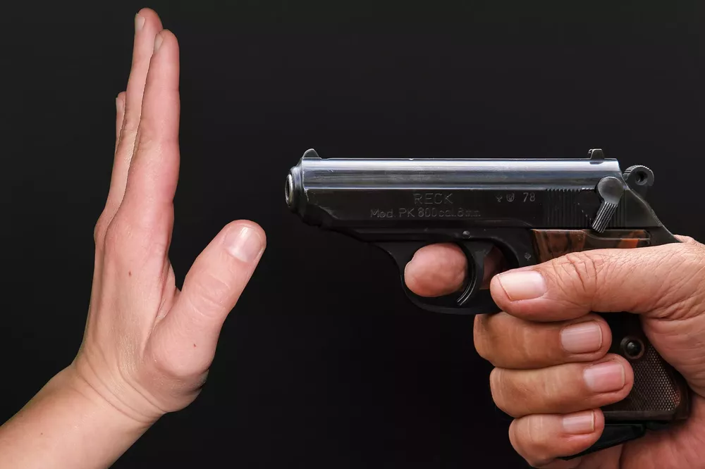 Control de armas. Imagen de Tamisu en Pixabay