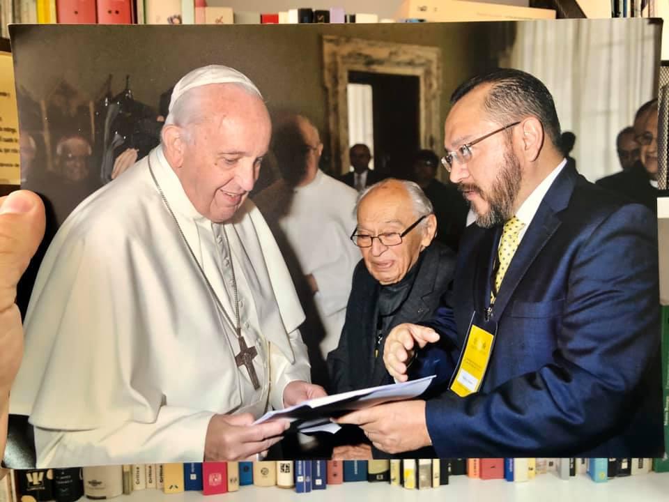 Papa Francisco, Padre Gustavo Gutierrez y Rodrigue Guerra. Foto tomada del facebook de Rodrigo Guerra-min