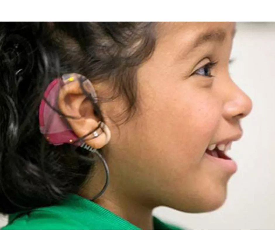 Niña discapacidad auditiva