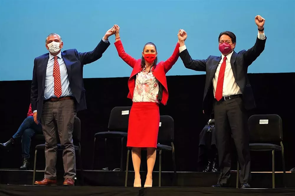La-jefa-de-gobierno-de-la-Ciudad-de-México-Claudia-Sheinbaum-c-y-su-presidente-nacional-Mario-Delgado-d-en-un-evento-por-los-tres-años-de-triunfo-del-presidente-de-México
