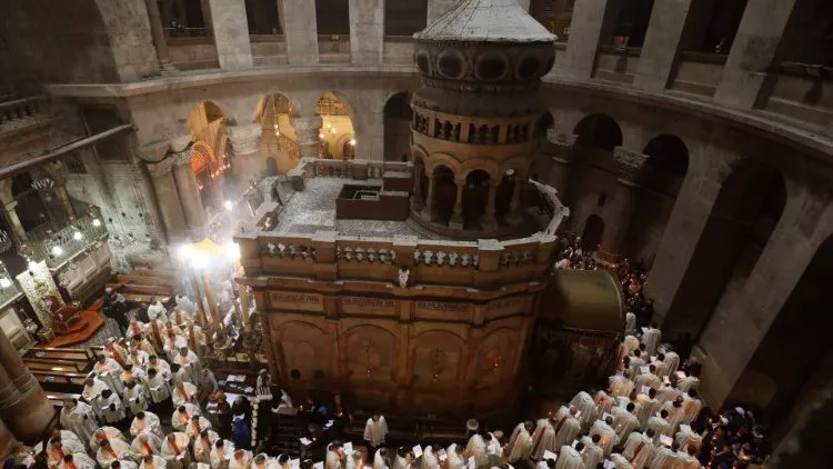 El Edículo en el centro de la Basílica del Santo Sepulcro en Jerusalén